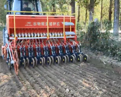 当康耕整地机械驱动耙作业视频