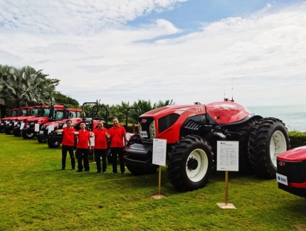 3916家合作社、農(nóng)場主、牧場主已報名參加，感謝12盟市農(nóng)牧業(yè)社會服務(wù)組織的大力支持！ ()